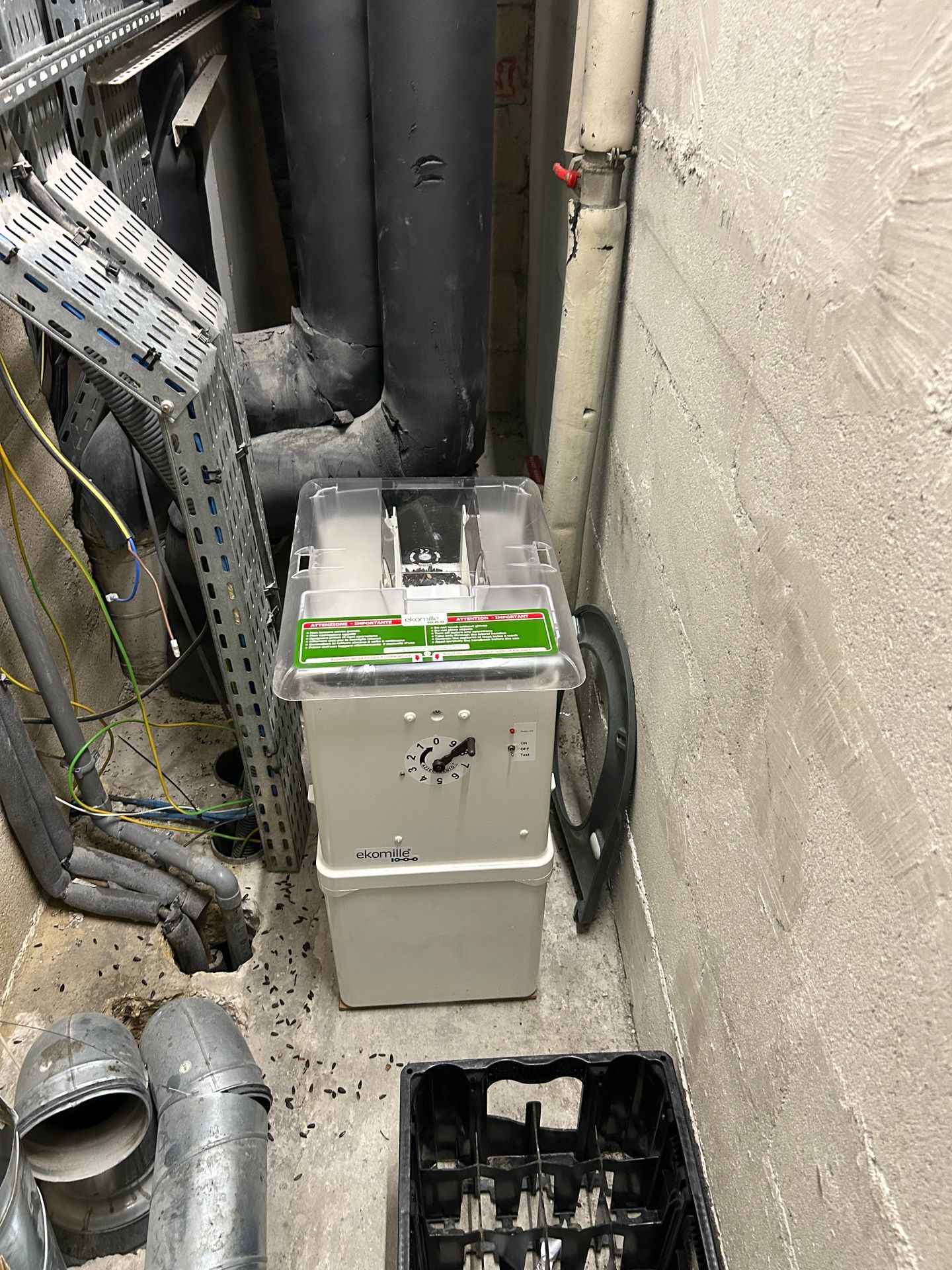 Boîtier de traitement automatique contre les rongeurs installé en extérieur