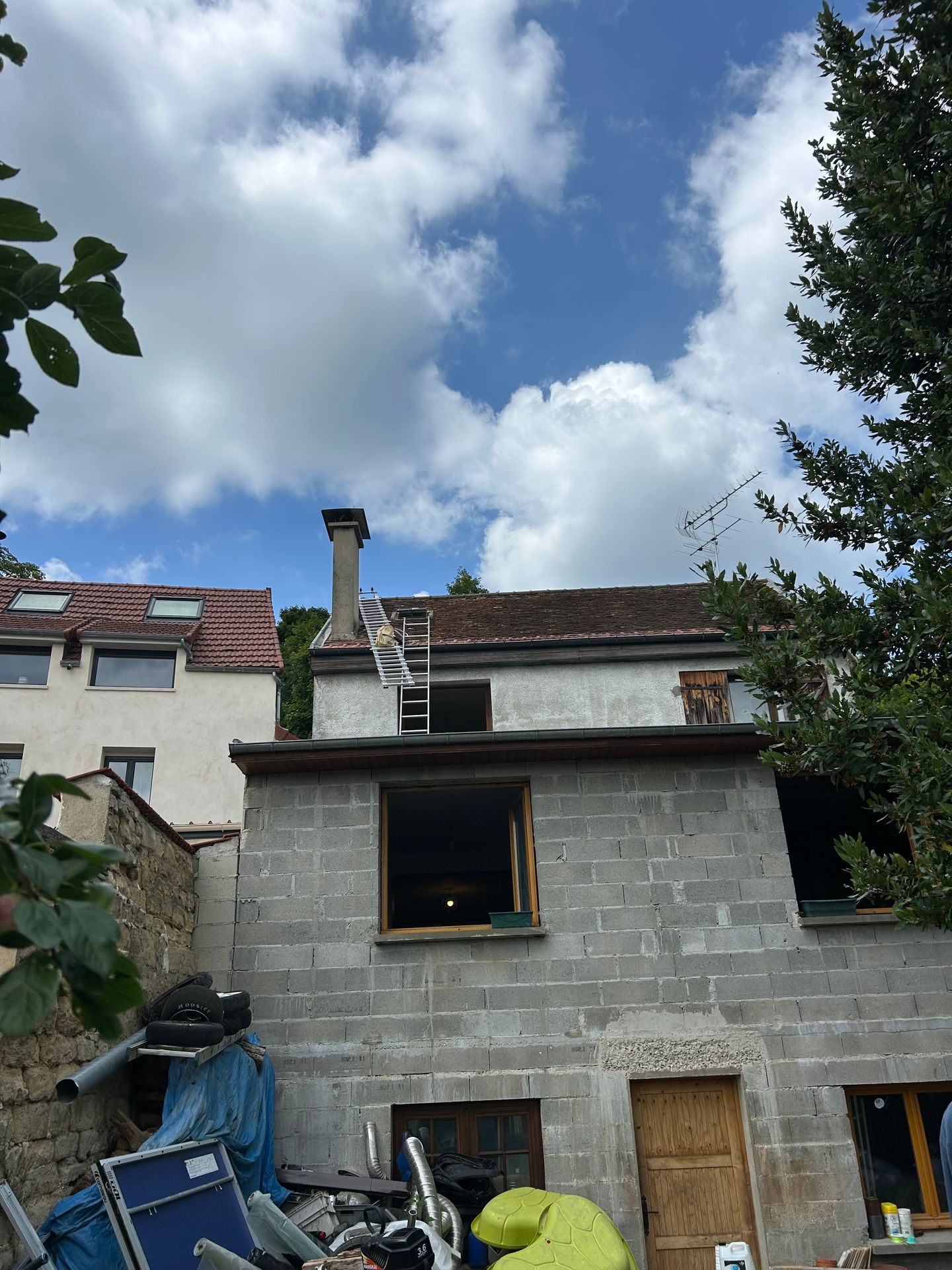 Maison avec accès toiture pour traitement de frelons